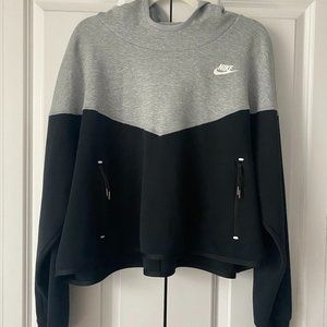 Nike- sportswear tech fleece